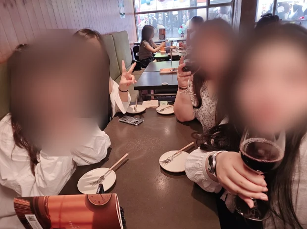 절세 미녀들과 와인 한 잔